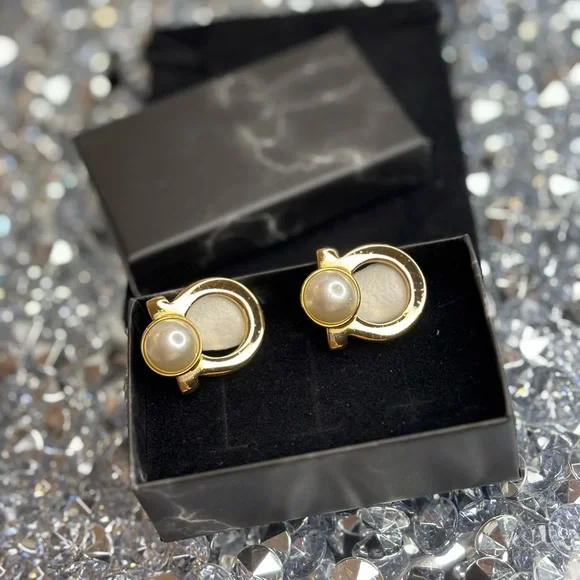 Ferragamo vintage Gancini pearl earrings with COA EUC - Picture 5 of 15